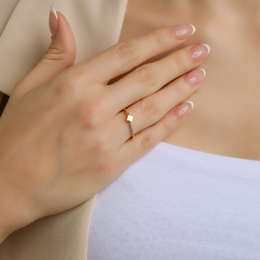 Petite Clover Ring with Curvy Band